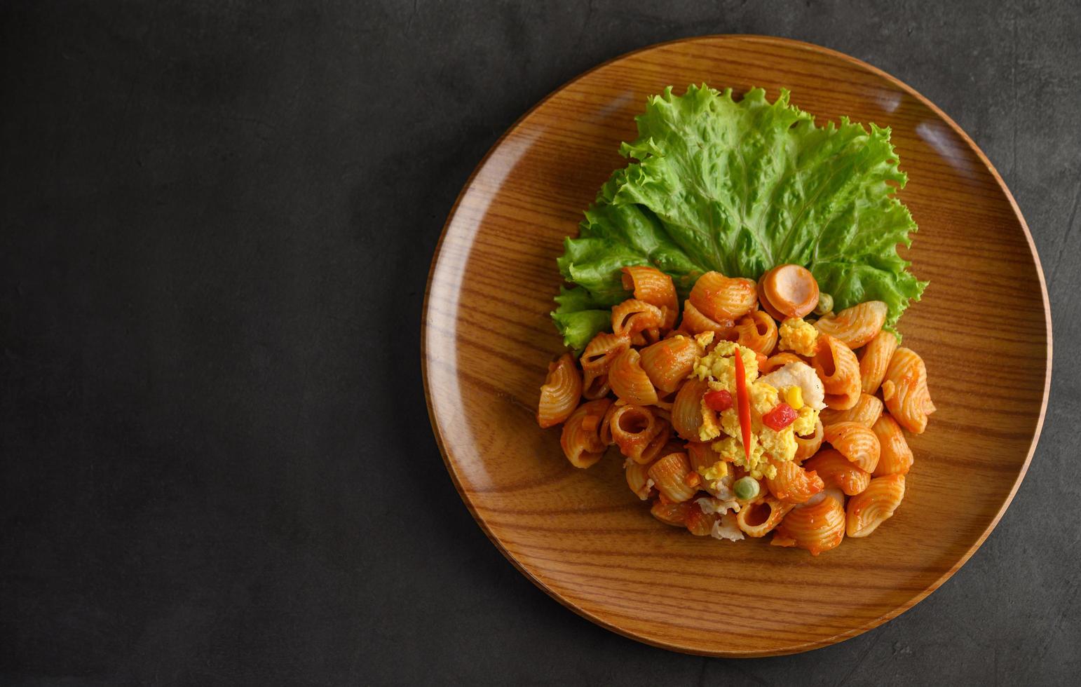 rigate Italiaanse pasta met tomaten foto