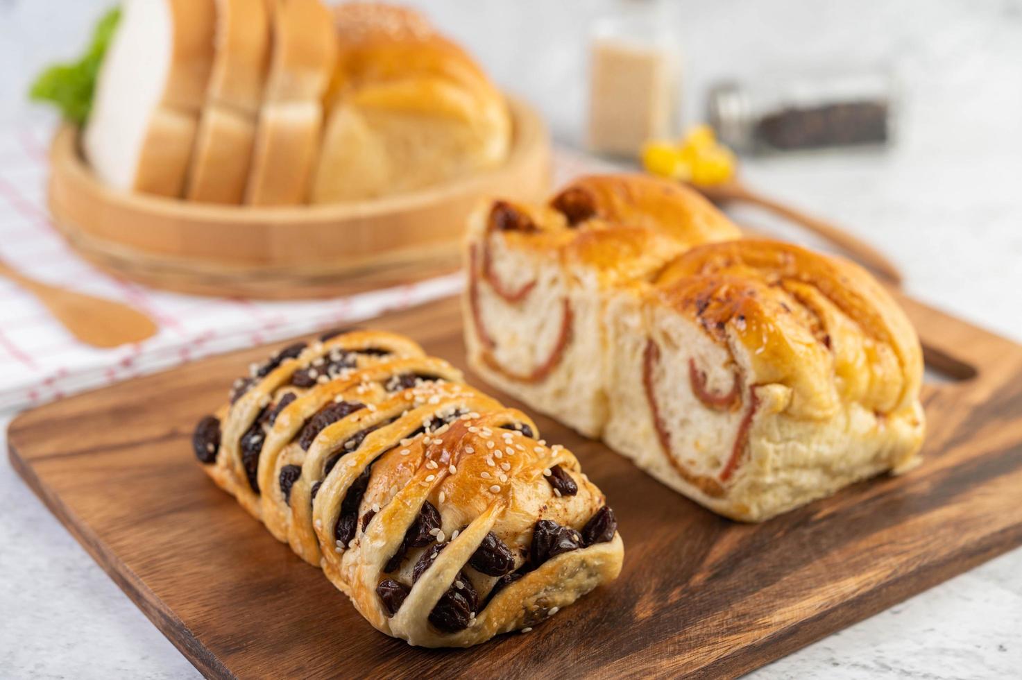 verschillende soorten brood uitgestald op een tafel foto