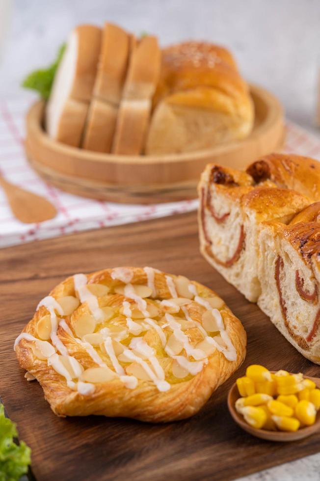 verschillende soorten brood uitgestald op een tafel foto