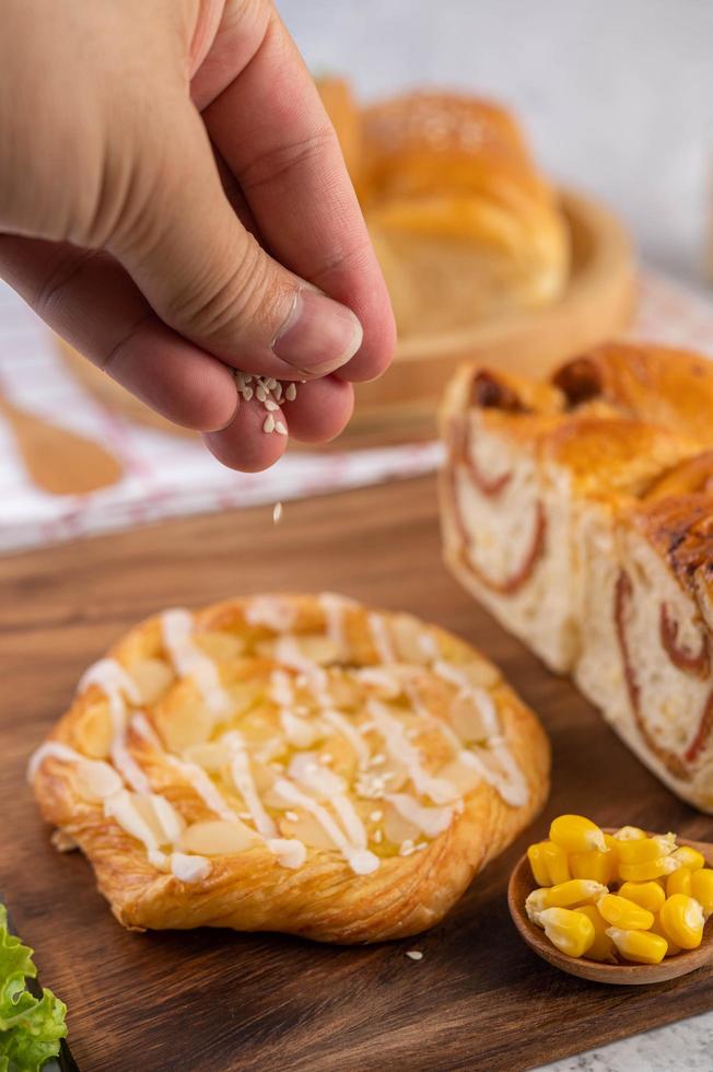 verschillende soorten brood uitgestald op een tafel foto