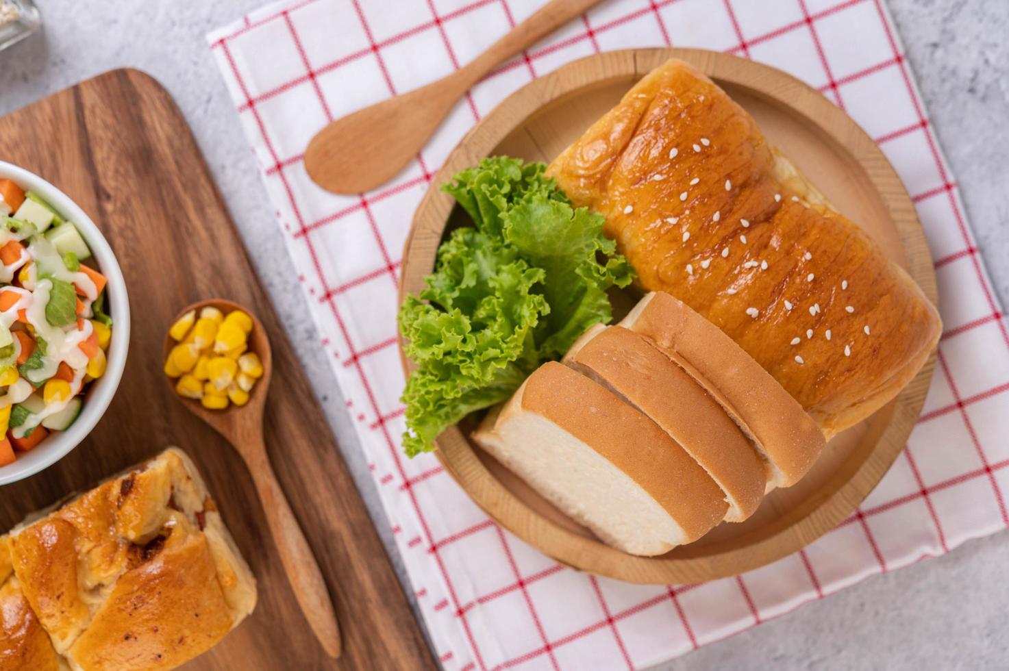 verschillende soorten brood uitgestald op een tafel foto