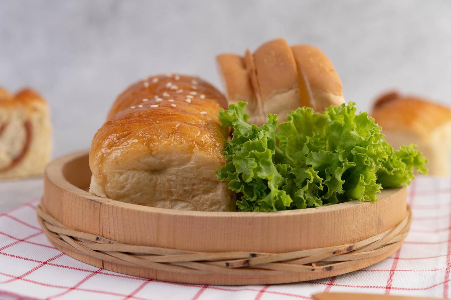 verschillende soorten brood uitgestald op een tafel foto