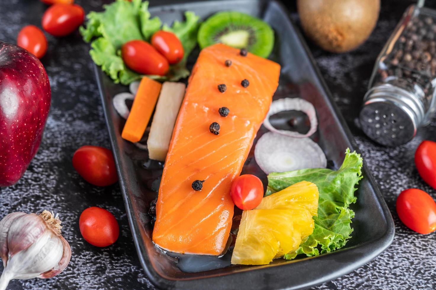 rauwe zalmfilet met peper, kiwi, ananas en rozemarijn foto