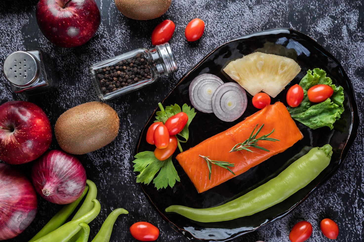 rauwe zalmfilet met peper, kiwi, ananas en rozemarijn foto