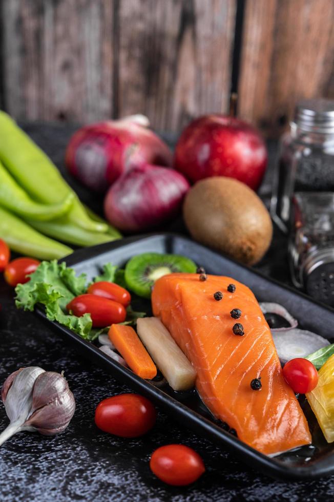 rauwe zalmfilet met peper, kiwi, ananas en rozemarijn foto