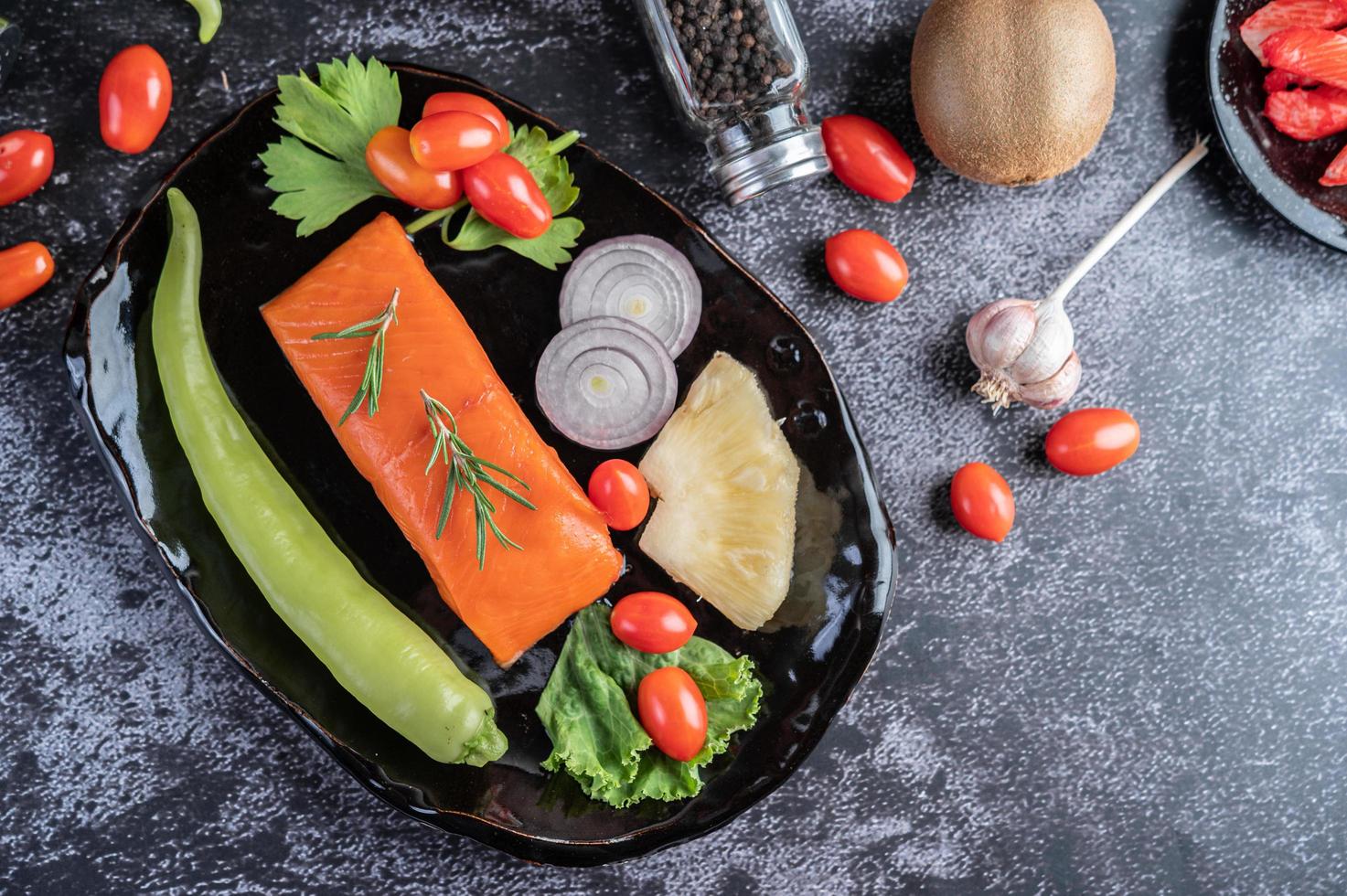 rauwe zalmfilet met peper, kiwi, ananas en rozemarijn foto