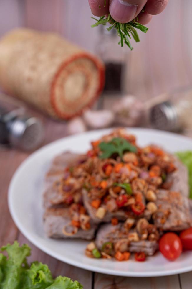 gekruid varkensvlees gehakt met tomaten foto