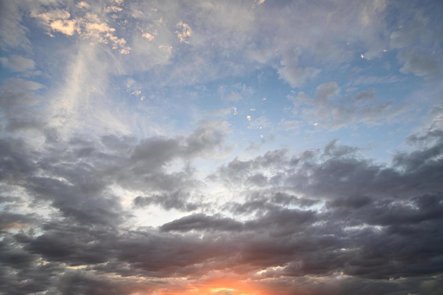 hemel en wolken bij zonsondergang foto