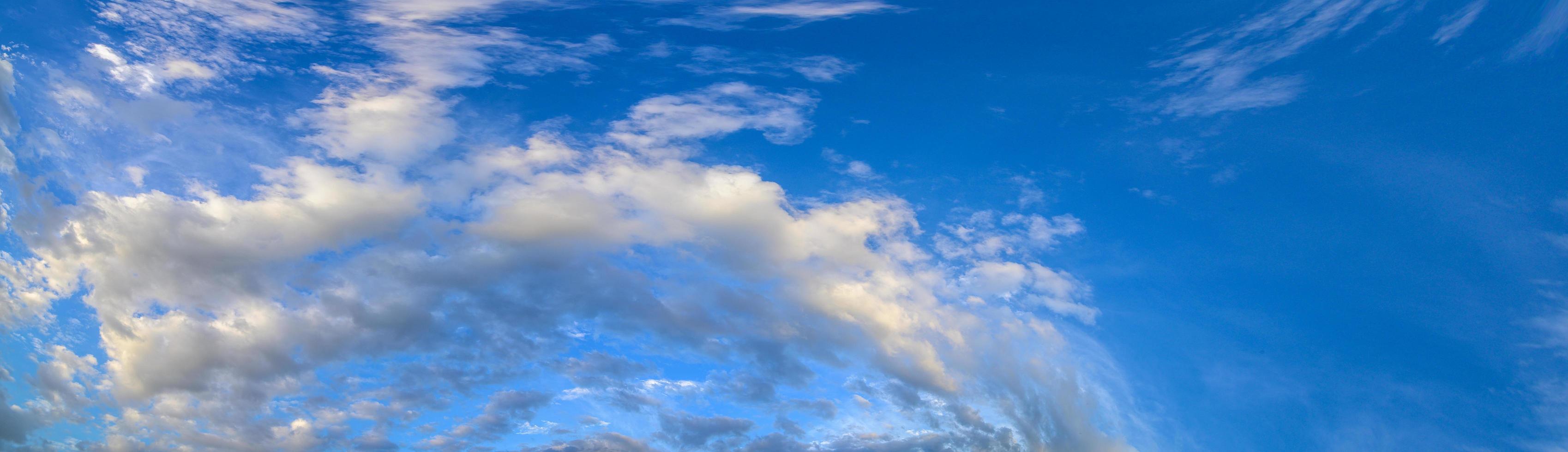 hemel en wolken bij zonsondergang foto