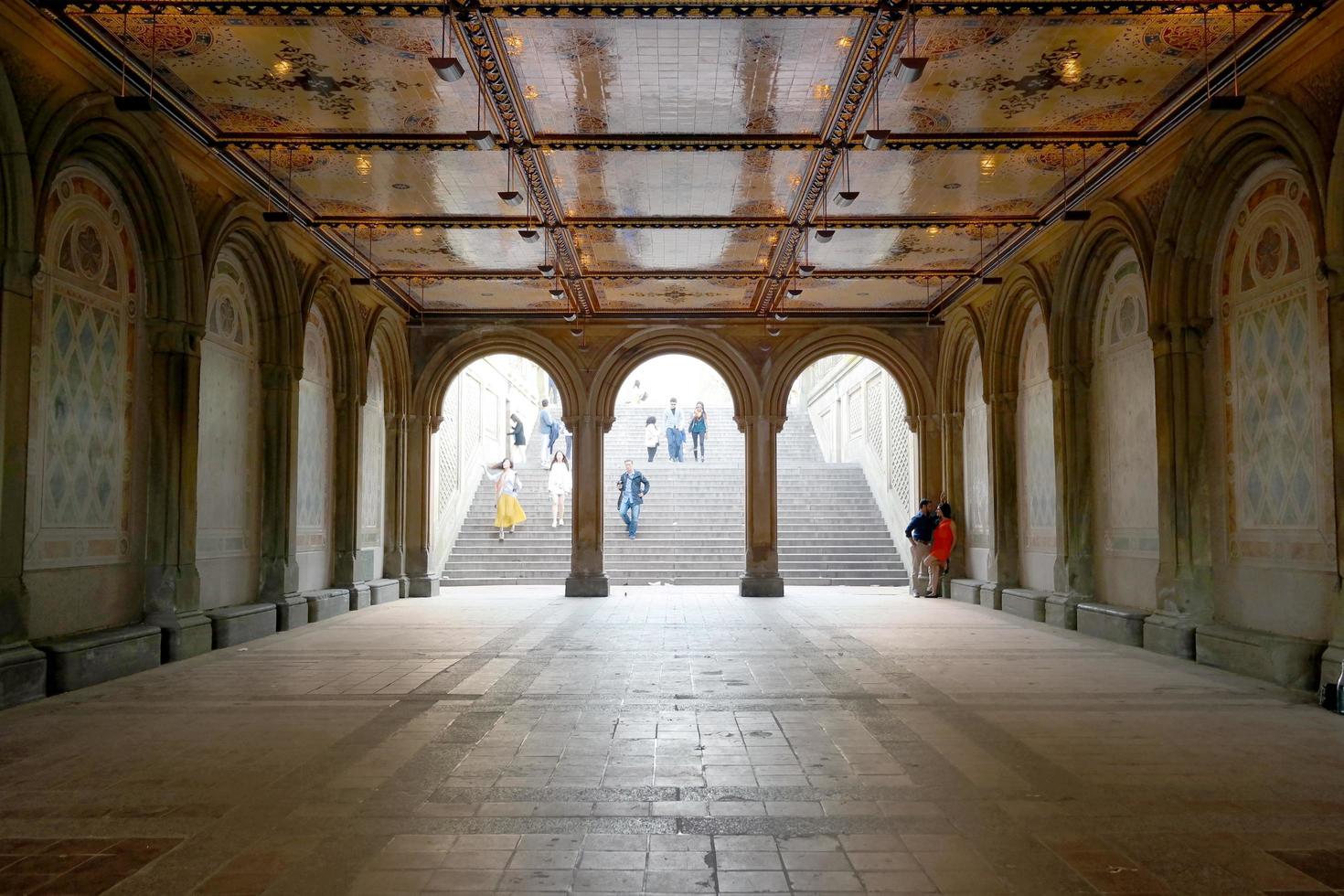 New York City, NY, 2020 - mensen lopen op trappen en een onderdoorgang foto