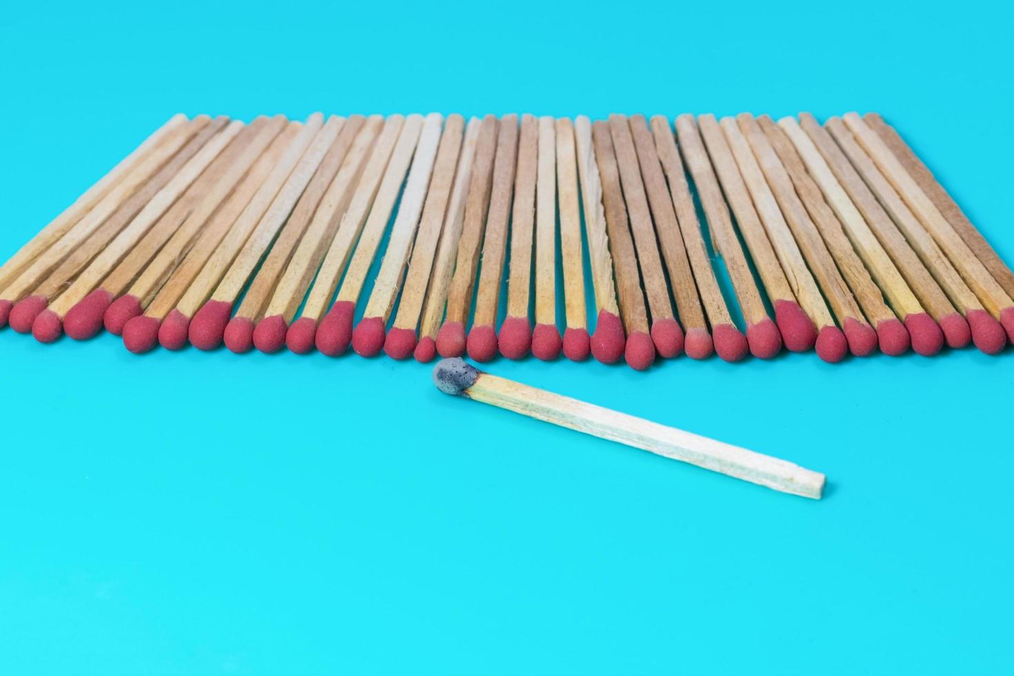 match sticks op een blauwe achtergrond foto