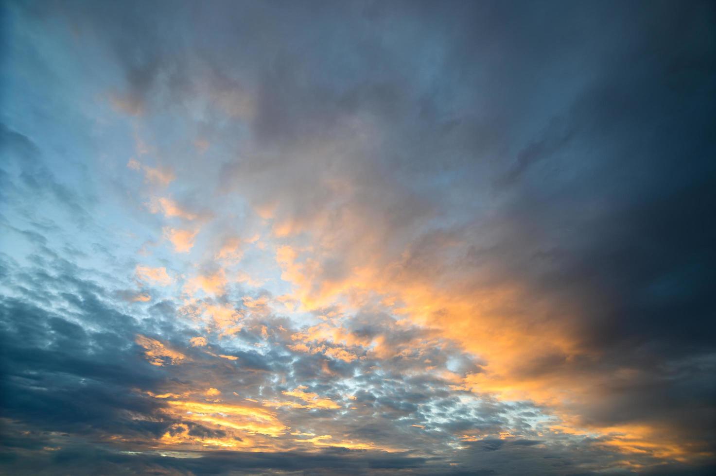 hemel en wolken bij zonsondergang foto