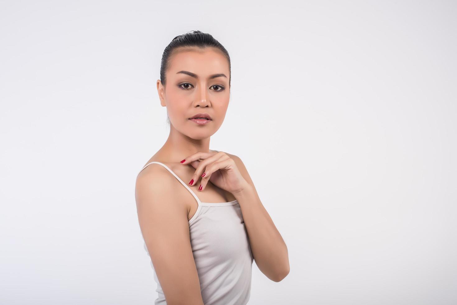 vrouw in witte tank top camera kijken foto