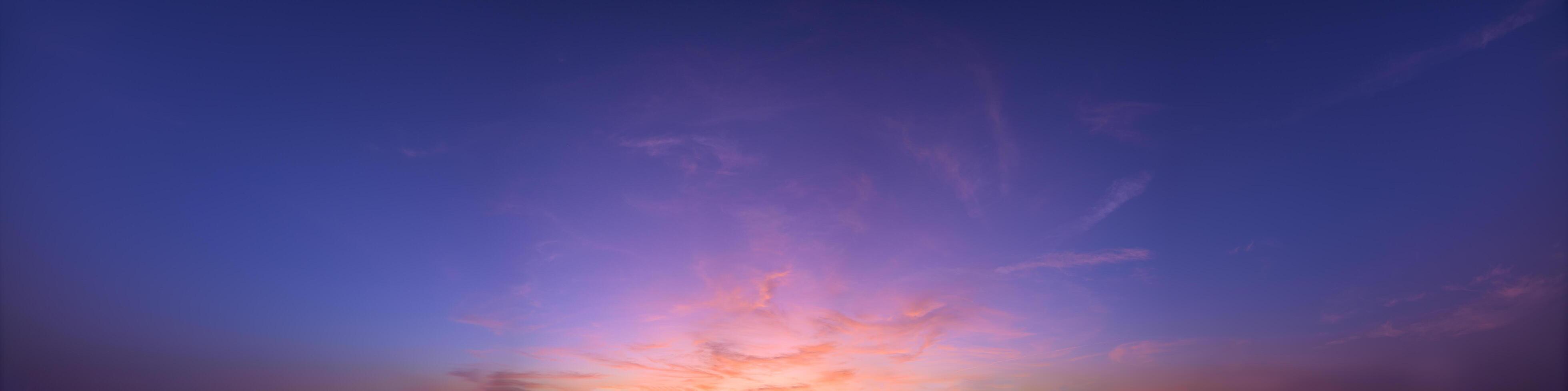 hemel en wolken bij zonsondergang foto