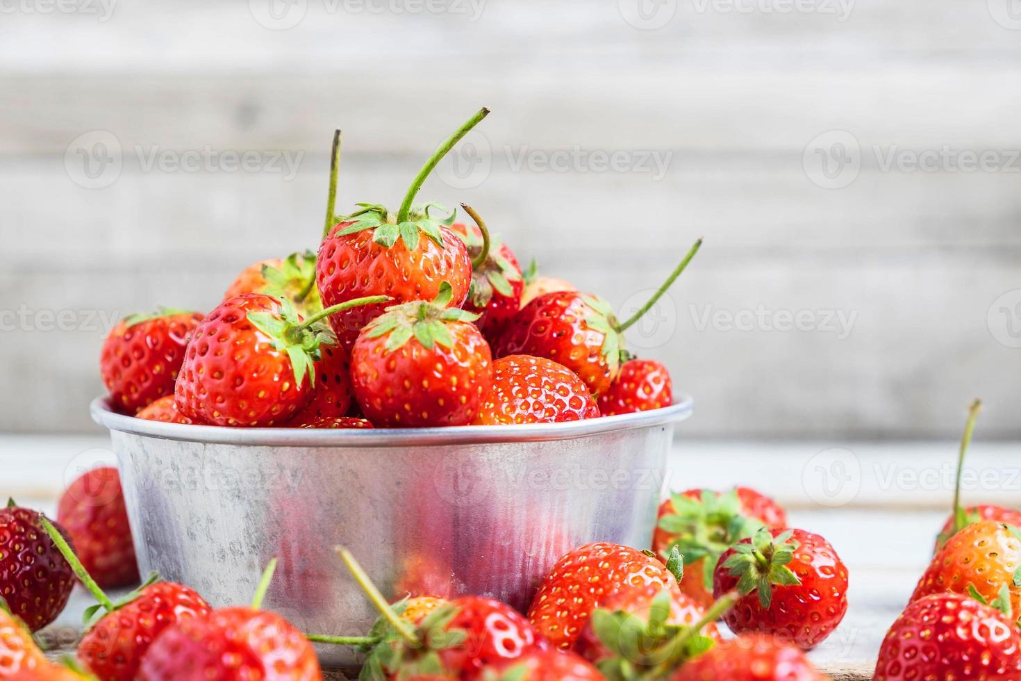 kom met verse aardbeien foto