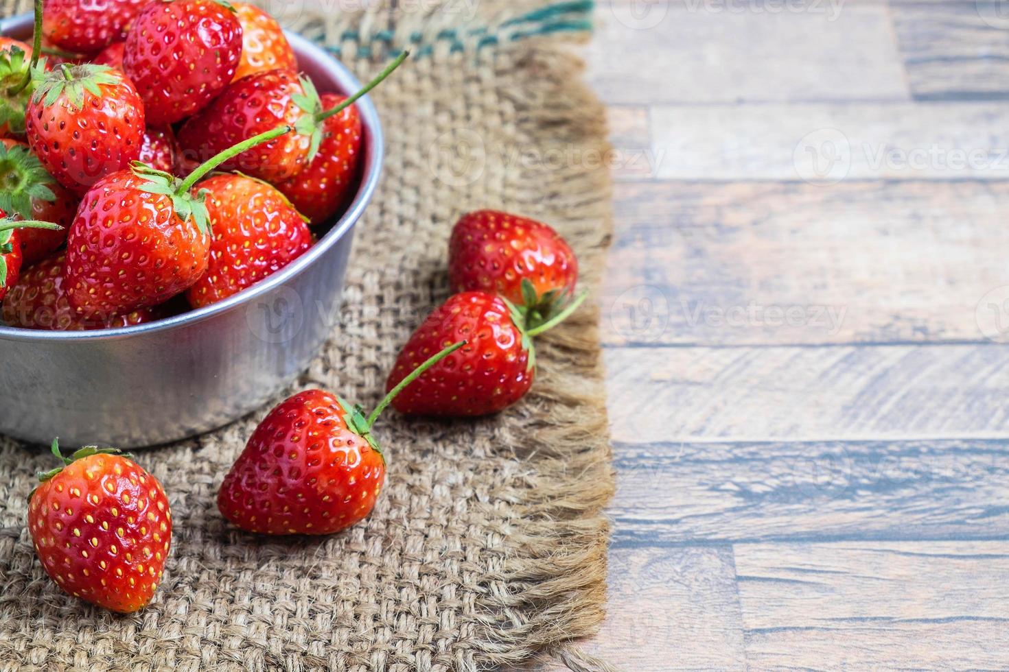 aardbeien in een kom foto