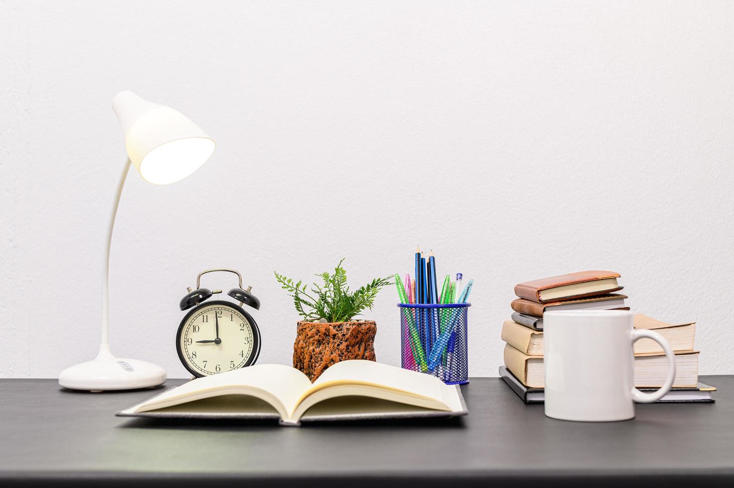 boeken en briefpapier op het bureau foto