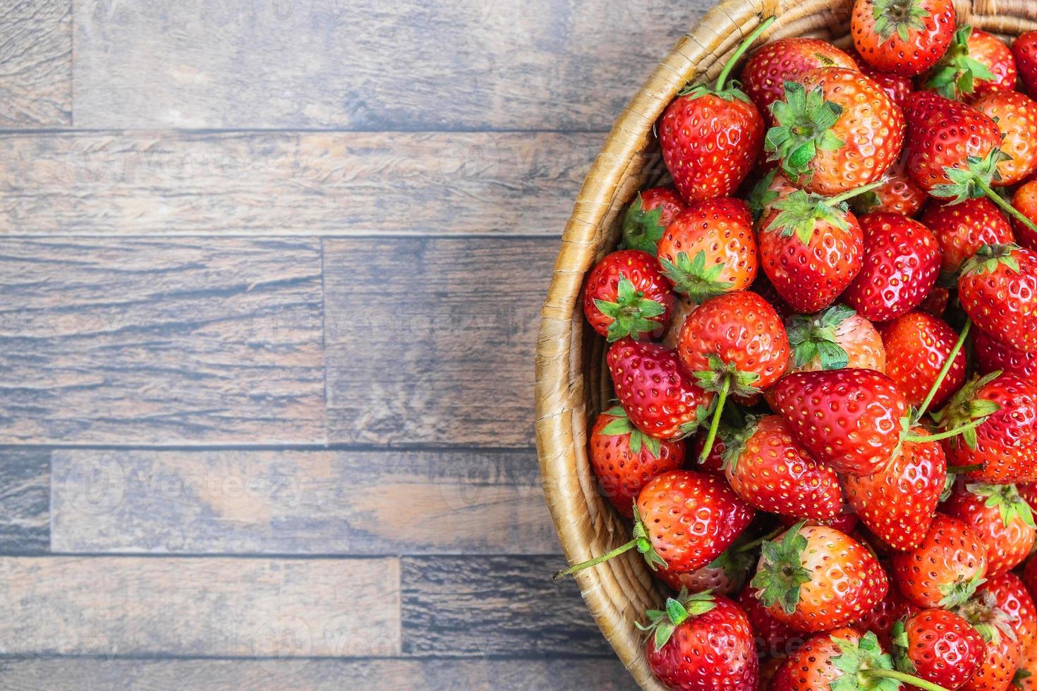 kom met verse aardbeien foto