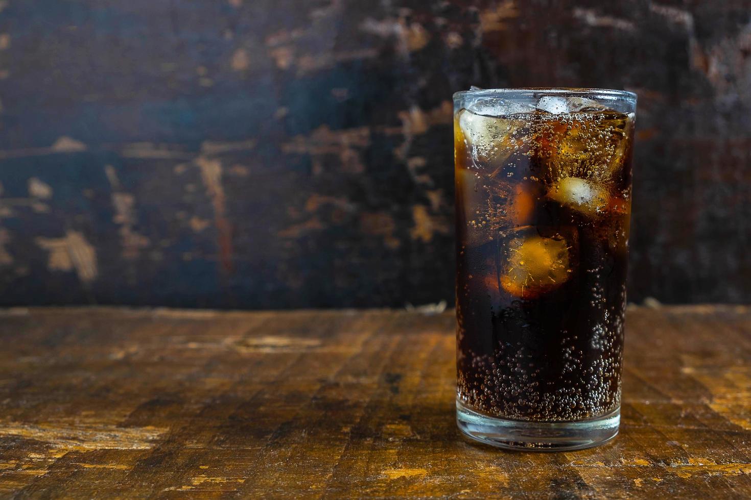 cola op een tafel foto