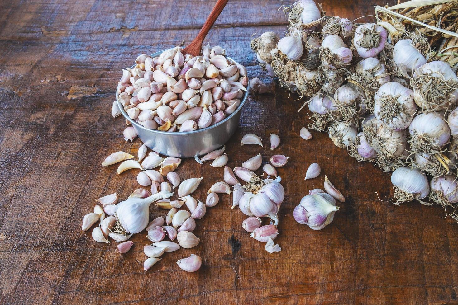 knoflook in een emmer foto