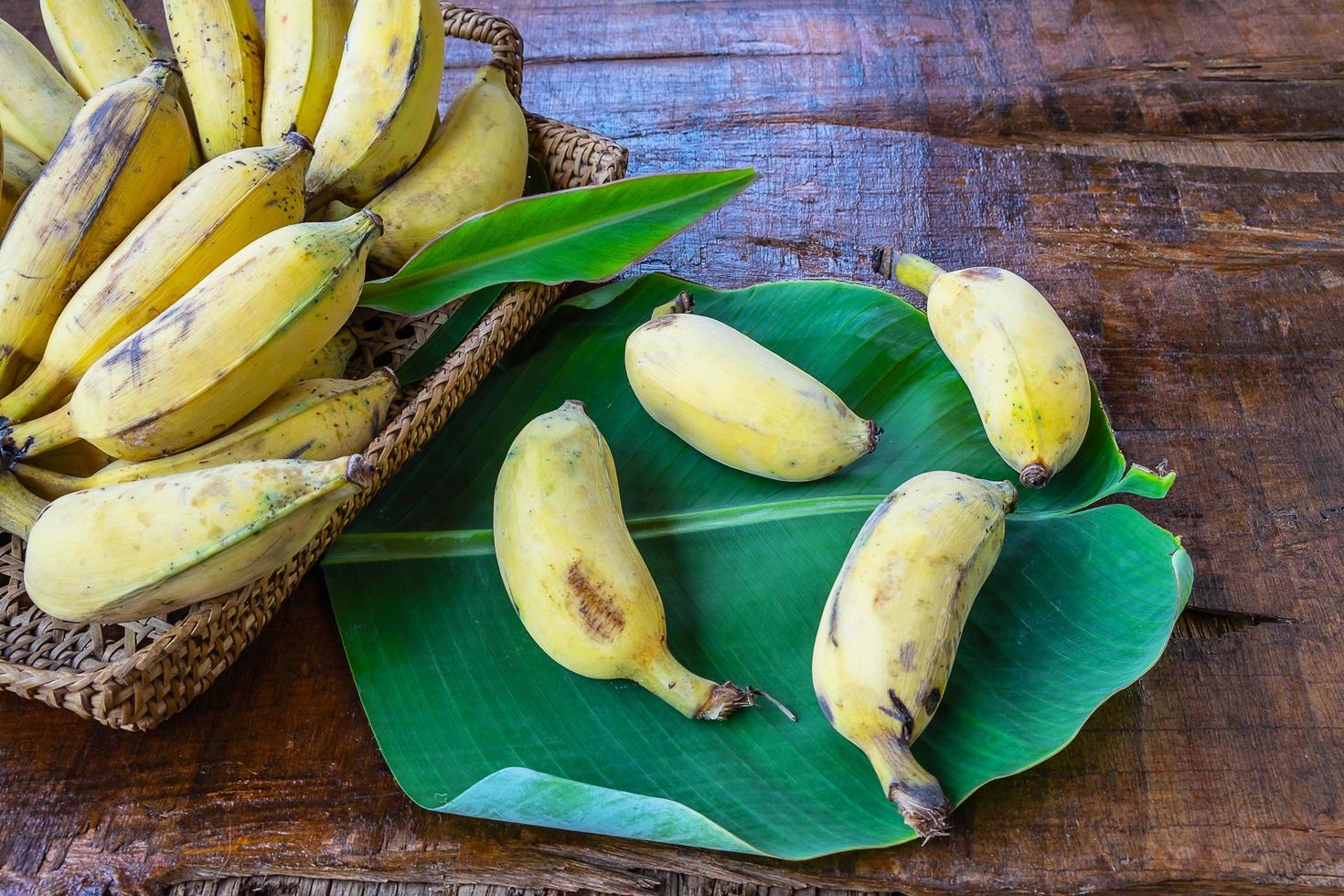 bananen op een blad foto