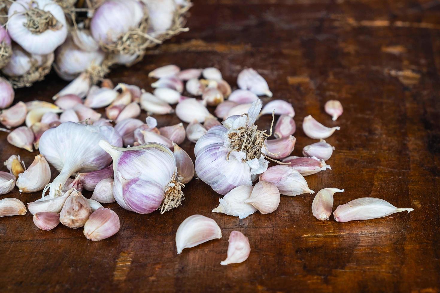 knoflookteentjes op een tafel foto