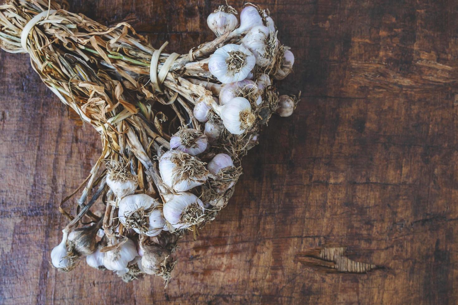 knoflook op een houten tafel foto