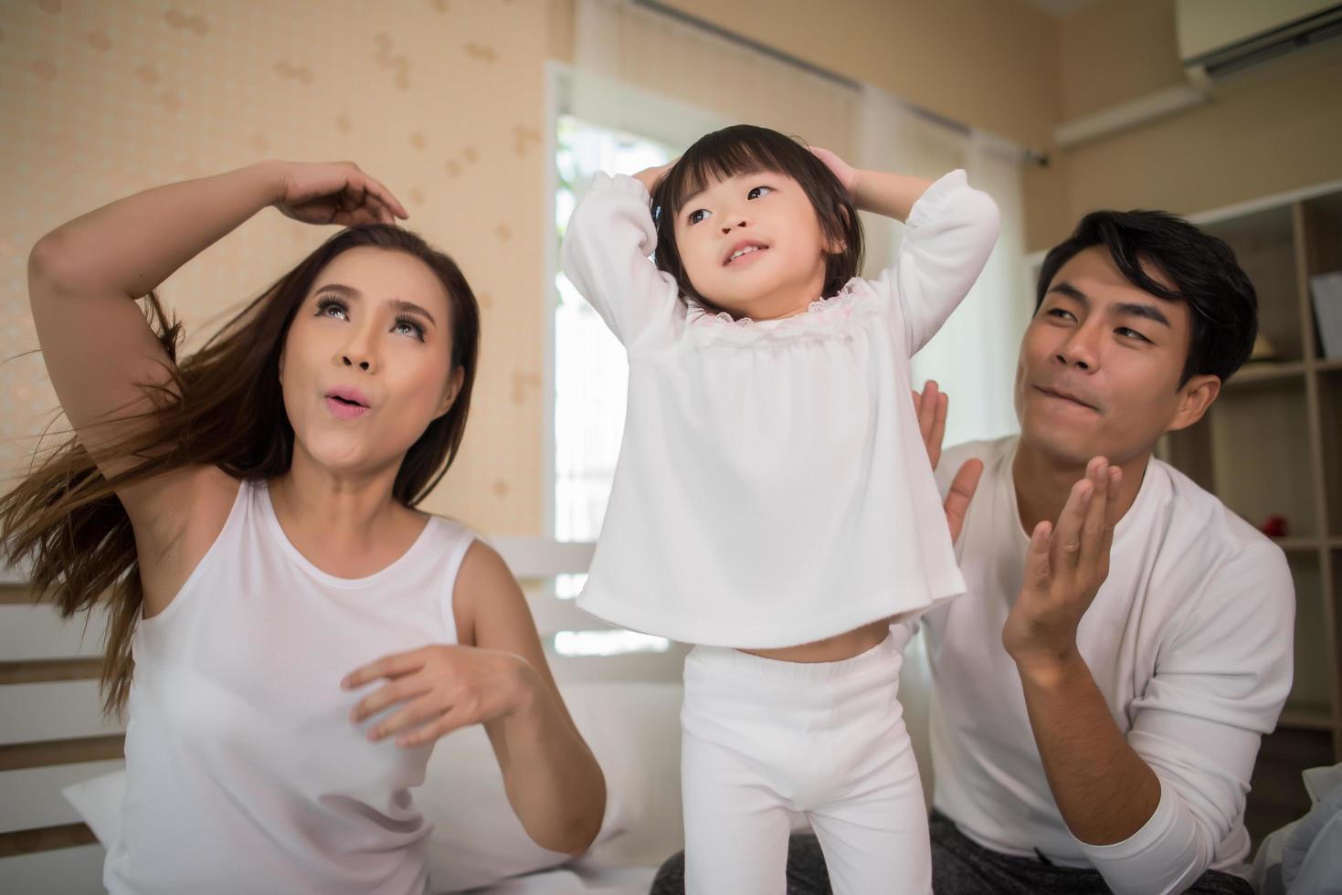 gelukkig kind met spelende ouders foto