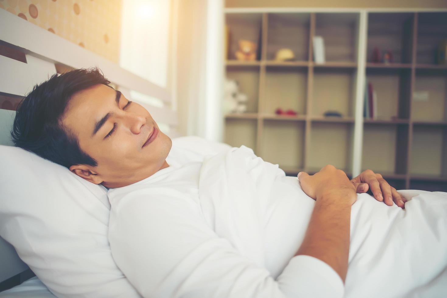 man slaapt in de slaapkamer foto