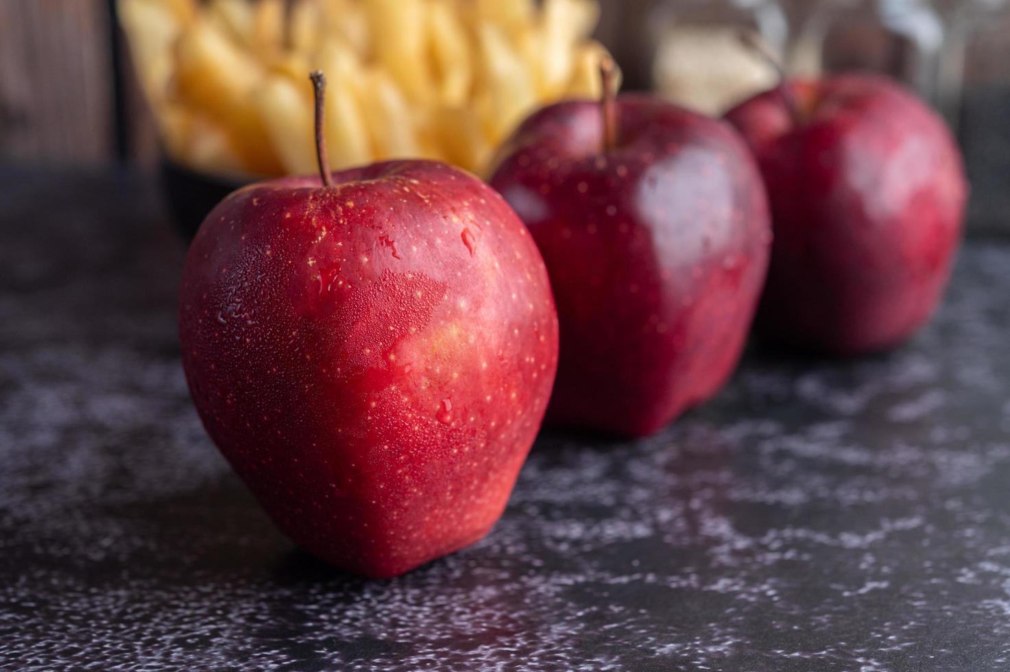 rode appels met frietjes op de achtergrond foto