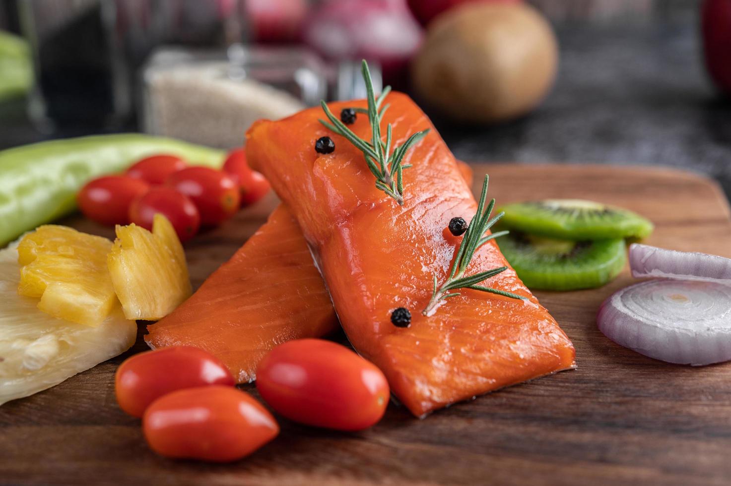 rauwe zalmfilets met peper, kiwi, ananas en rozemarijn foto