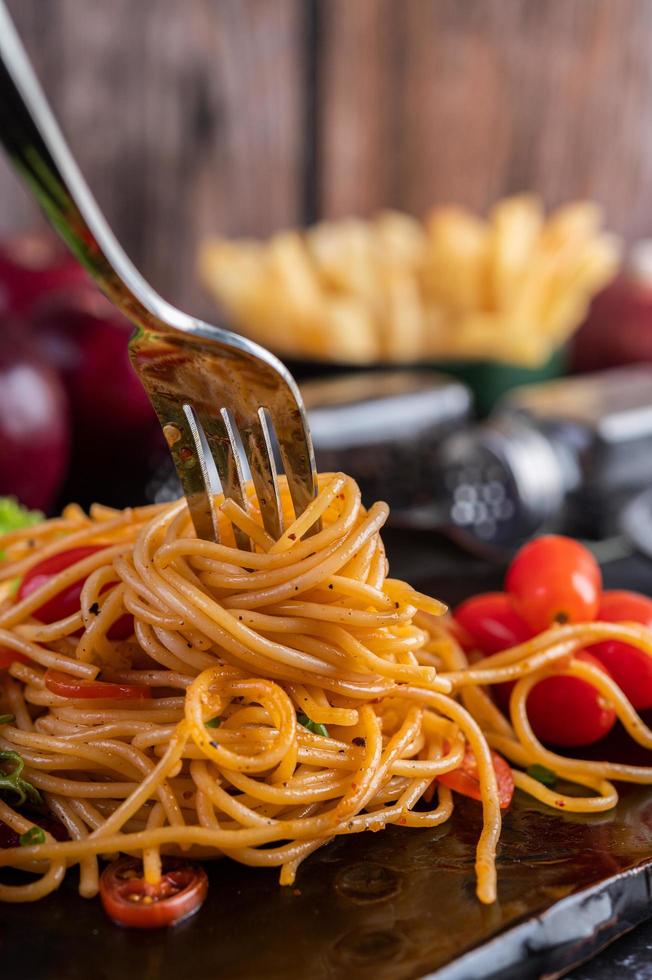 spaghetti met tomaten en sla foto