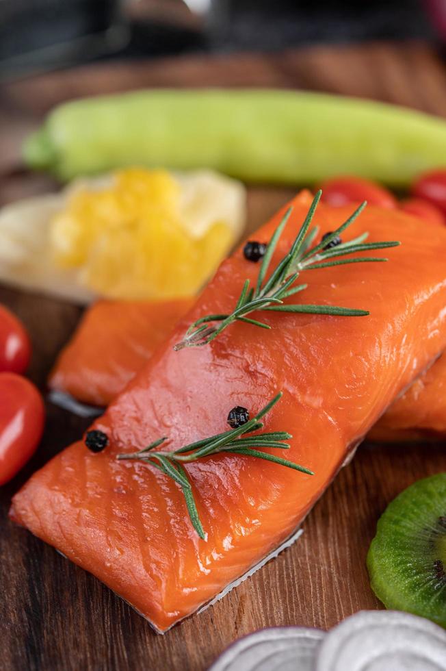 rauwe zalmfilets met peper, kiwi, ananas en rozemarijn foto