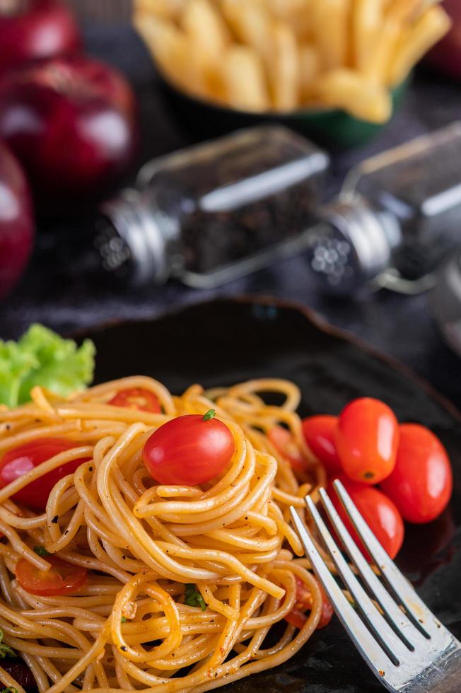 spaghetti met tomaten en sla foto