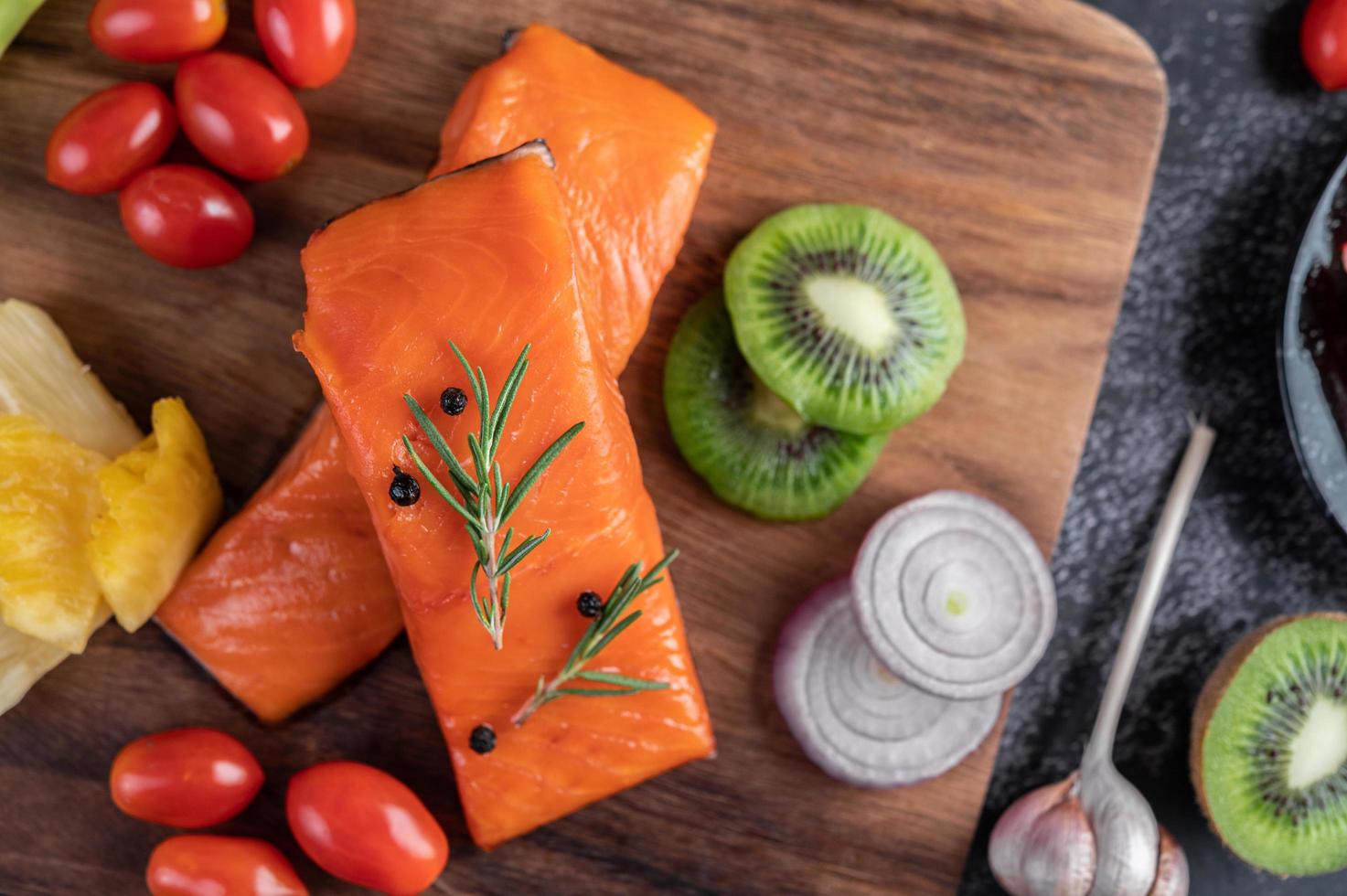 rauwe zalmfilets met peper, kiwi, ananas en rozemarijn foto