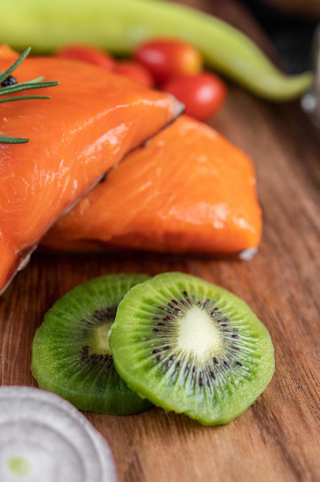 rauwe zalmfilets met peper, kiwi, ananas en rozemarijn foto