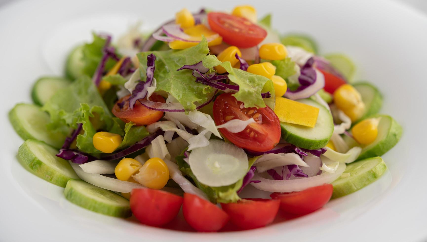 groentesalade met gekookte eieren foto