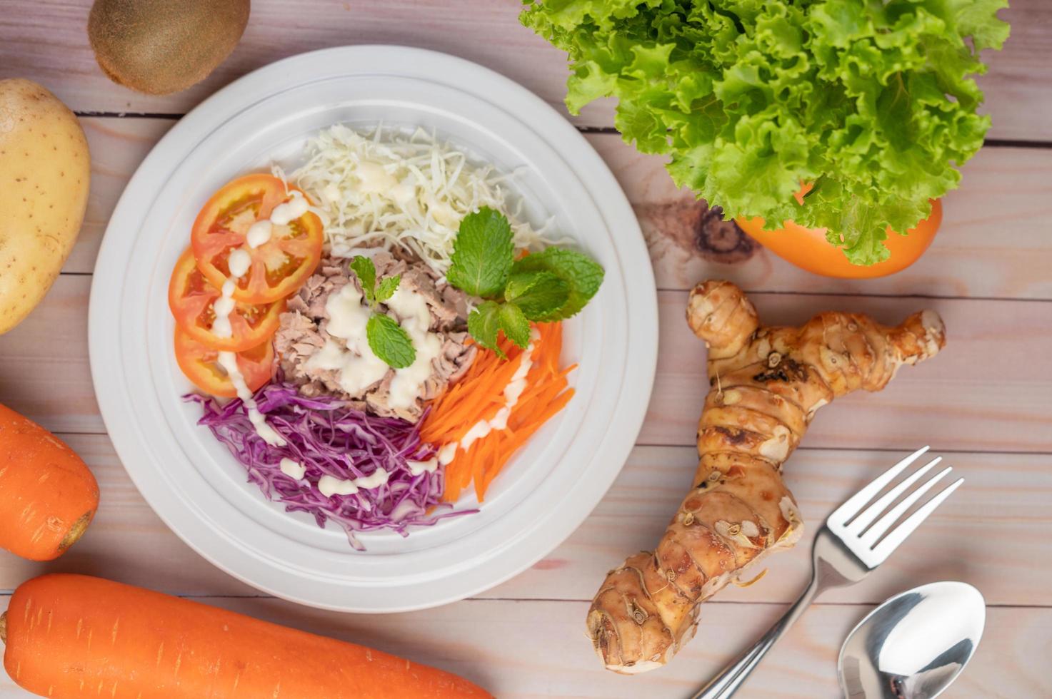 tonijnsalade met wortelen, tomaten en kool foto