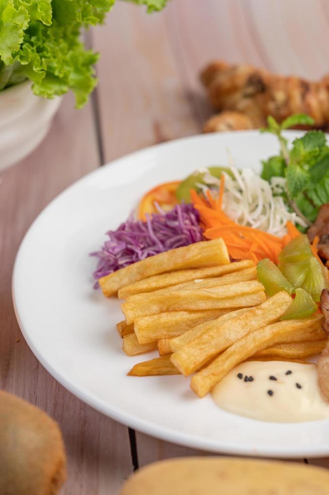 vis steak met frietjes en salade foto