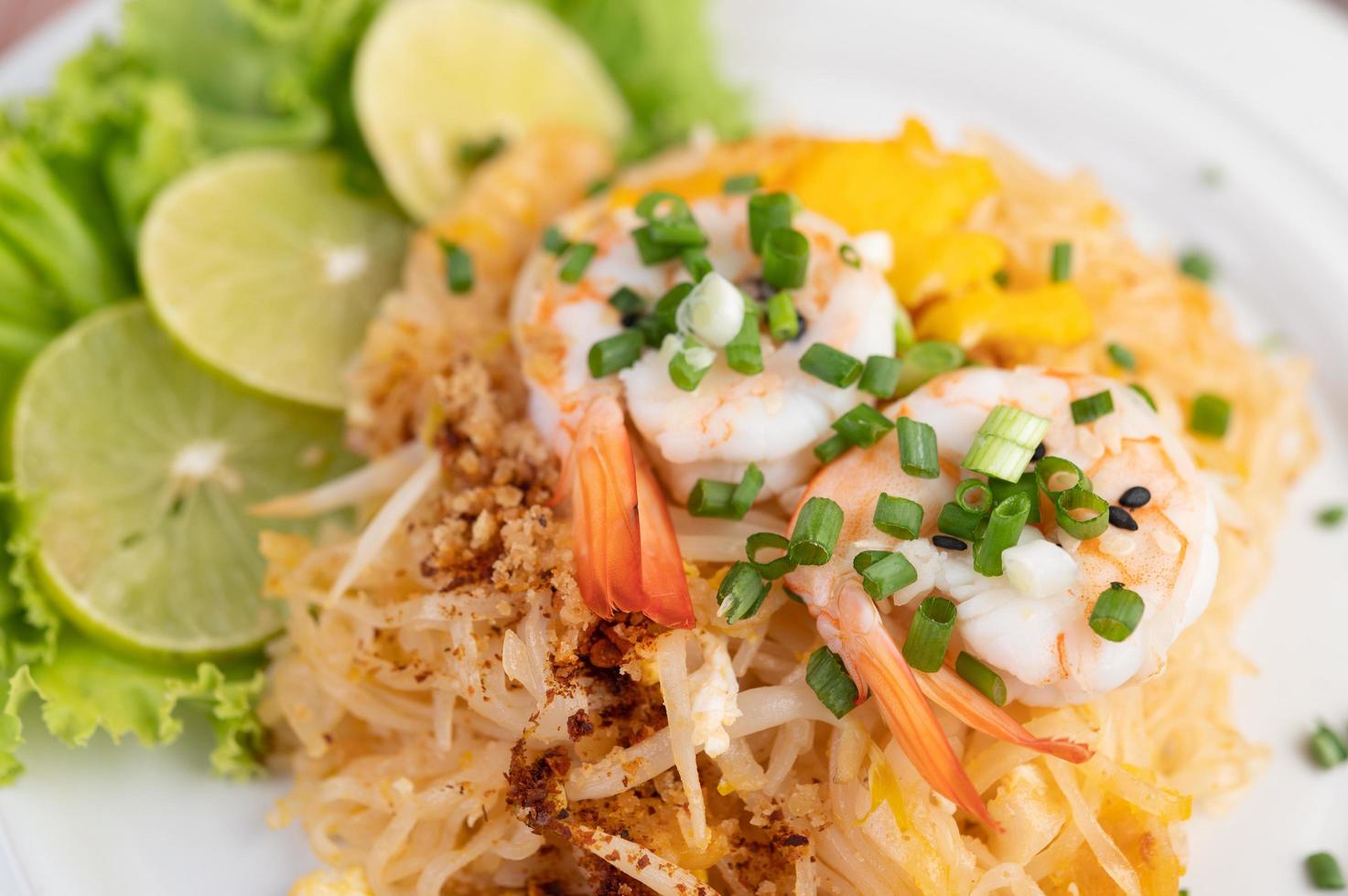 plaat van pad thai garnalen foto