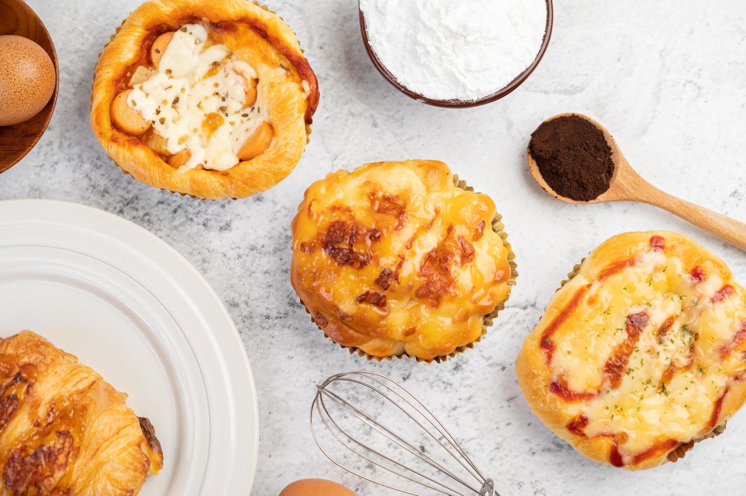 gebakken brood met ingrediënten foto