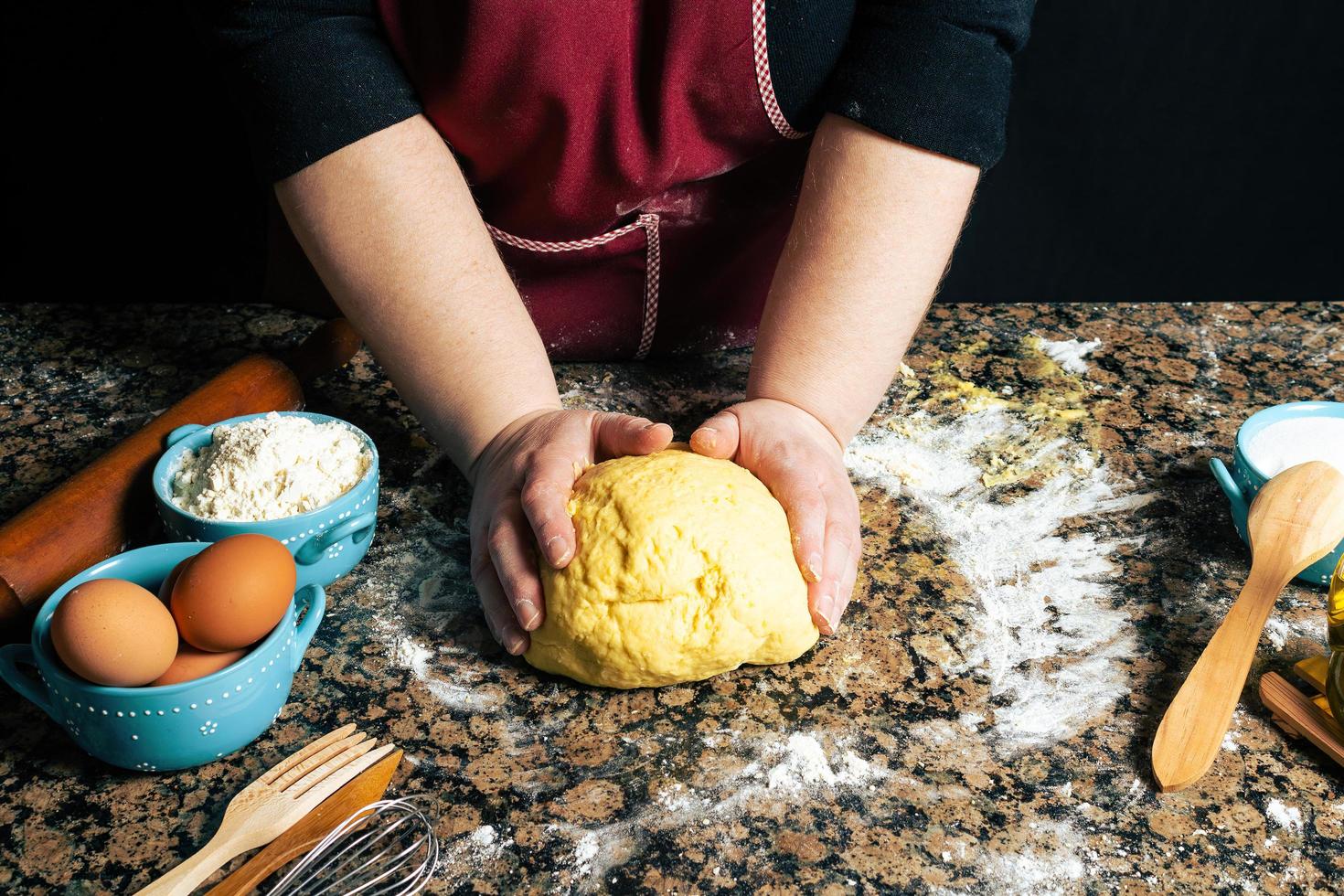 persoon die pastadeeg kneedt foto