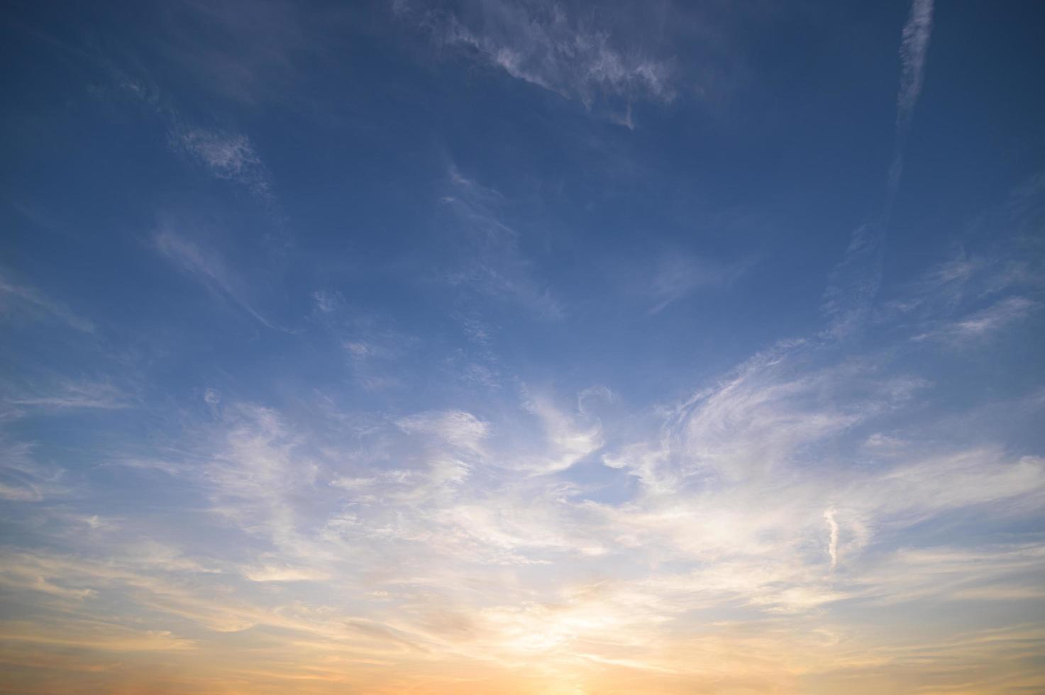 hemel en wolken bij zonsondergang foto