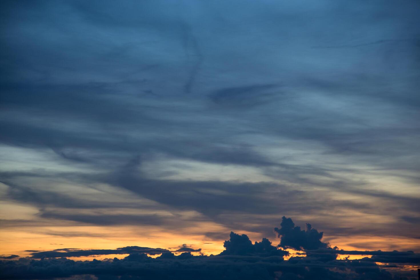 de hemel bij zonsondergang foto