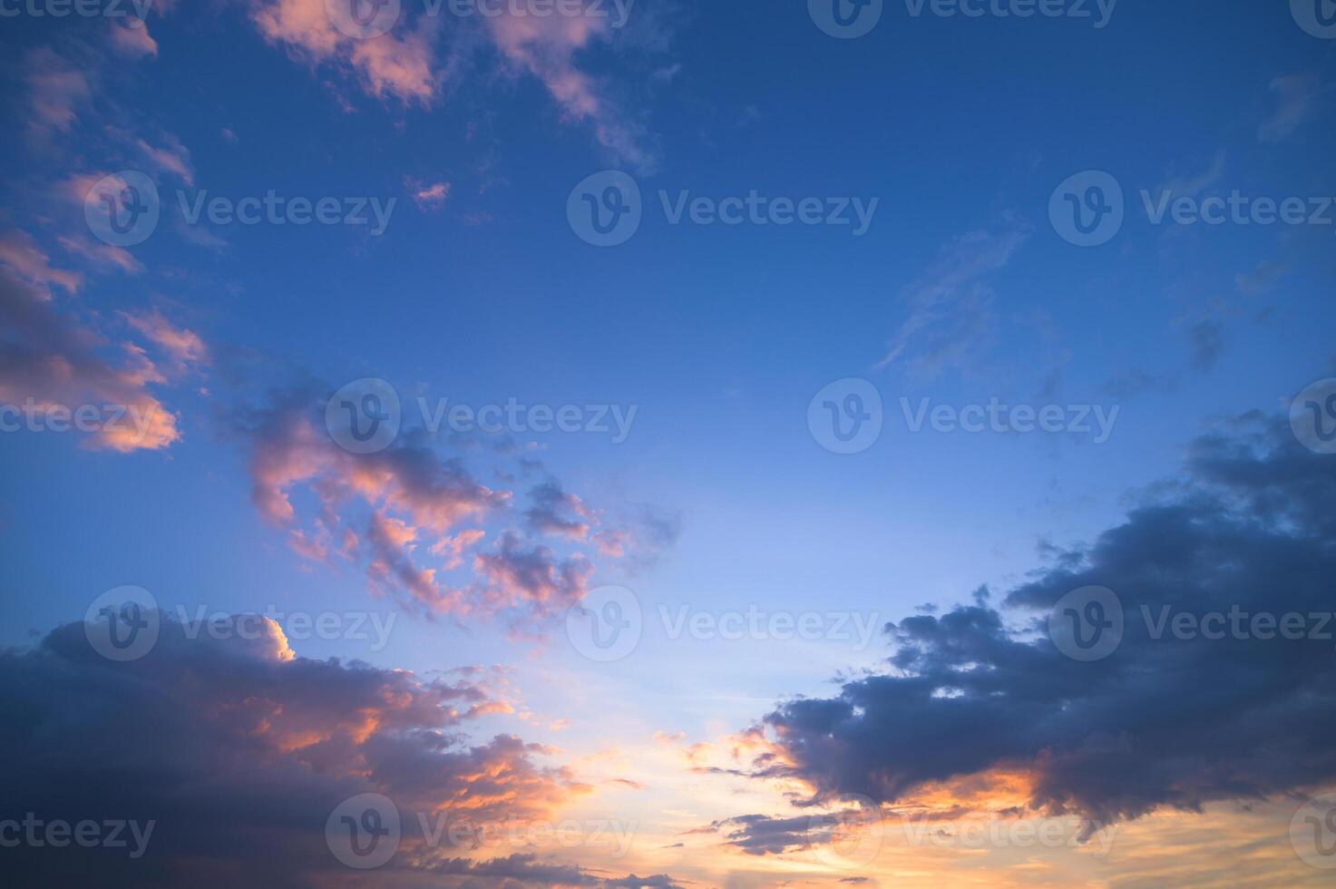 hemel en wolken bij zonsondergang foto