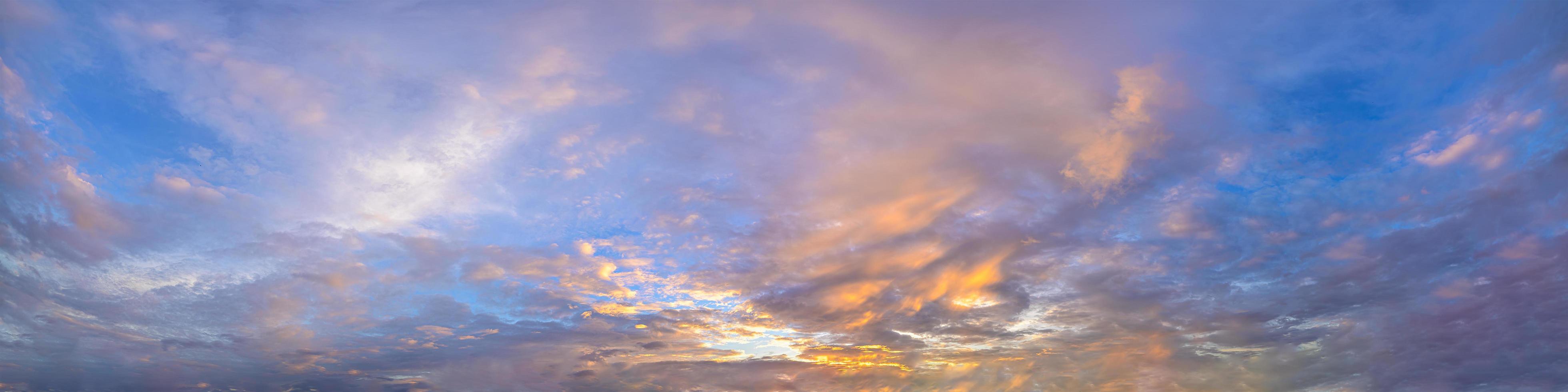 hemel en wolken bij zonsondergang foto