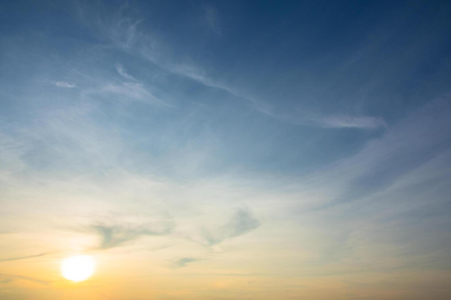 hemel en wolken bij zonsondergang foto