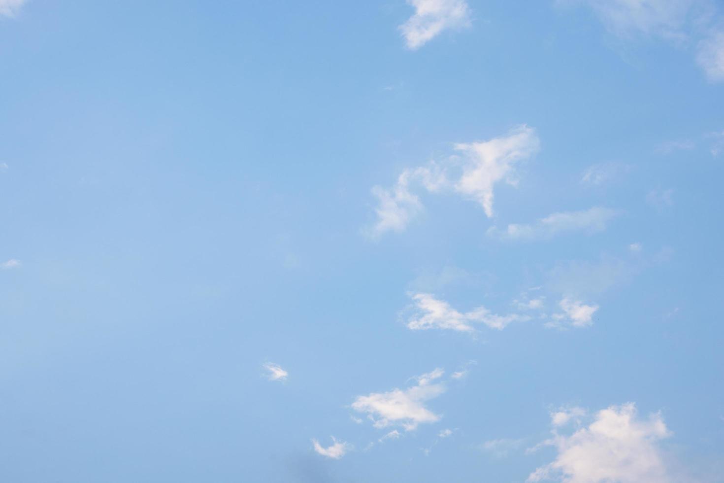 de lucht en de wolken bij zonsondergang foto