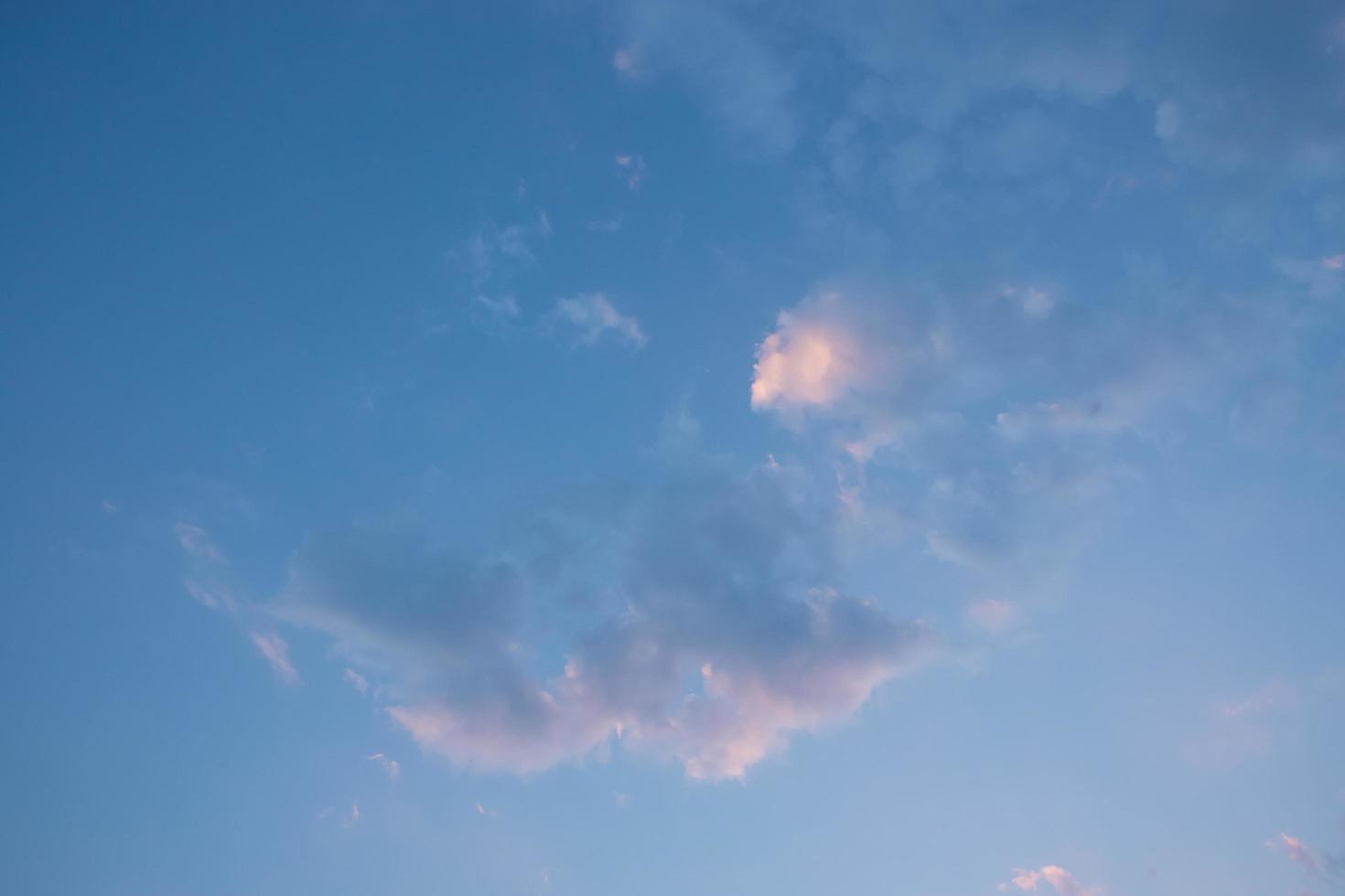 de hemel bij zonsondergang foto