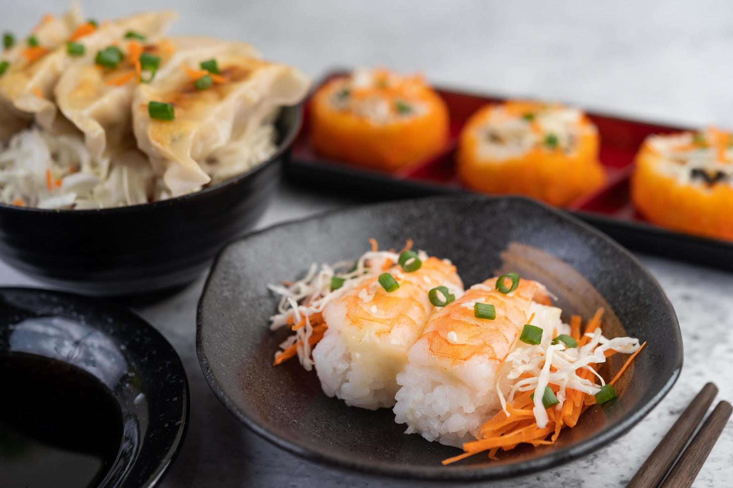 geplateerde sushi met saus en eetstokjes foto